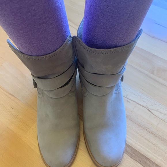 UGG taupe leather booties size 7.5 - Picture 2 of 12